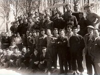 Pâques 1956 au CREPS d'Aix. De haut en bas :  1ère rangée de G à D : El Mabrouk, Legoubé, Michel, Maymil, William, Broustet, Valmy, Sauty, Caprice, Michelain, Dufernez, Cothereau, Bergougnoux, Alles. 2ème rangée : Larcher, Sylvain, Cloup, Haennig, Chaumeil, Chauderon, Hermann, Grué, Grosdemange, Gaubier, Biernacki, Léon Syrovatski. 3ème rangée : Lamain, Gorliez, Van Caneguem, Félicité, Aleg Syrovatski, Bardon, Dohen, Lafforgue, Bertozzi, Chiclet, Reynaud, Brossier, Roblin, Maigrot, Yankoff, X, Directeur du CREPS. Agenouillés : Michel Bernard, Robert Gras, Audis, Defretin, Rat, Adam, Sillon, Balastre, Frasson.