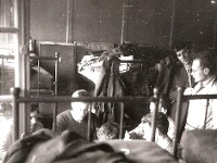 Chambrée en pleine activité (sans doute un “barbu” ou un 150).  De G à D : Bernard Pinon (athlé), Jean Gaulard (hand), Primot (?), debout Van der Vliet, JP Alles