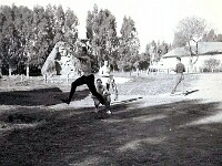 St Charles je « m'entraîne » au saut en longueur sous le regard de Delaune et d'Ernwein ; au loin on devine Lemaire.
