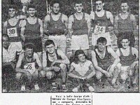 1958 Nice. En haut : Scotto, Lapalu, Baudot, Dongradi, Gastaldi, Berretoni. En bas : St-Jours, D'Esparbès, Arnulf, Mlle Castaignet, Marchetti (goal AC Cannes plus tard), Ricol