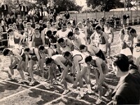 1964 un 2000m spécial organisé à Tours. Coureurs, sauteurs, lanceurs... des athlètes très connus ! Cherchez...