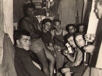 On boit le champagne dans la carrée des Cabots : Bertch, Dalmolin, Faillot, moi, Porte, Brovillé, Bernezat, Wadoux, Goeury.
